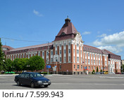 Здание НПЦ "АМАТЭЛ" (бывшее здание управления правительственного округа Гумбиннена "Новое правительство", 1911 год).  Город Гусев, Калининградская область (2015 год). Редакционное фото, фотограф Ирина Борсученко / Фотобанк Лори