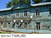 Двухэтажный деревянный жилой дом. Улица Ленина, 3. Городское поселение Апрелевка Наро-Фоминского района Московской области (2015 год). Редакционное фото, фотограф lana1501 / Фотобанк Лори