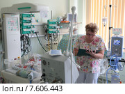 Московский областной перинатальный центр в Балашихе. Медсестра в отделении детской реанимации (2015 год). Редакционное фото, фотограф Дмитрий Неумоин / Фотобанк Лори