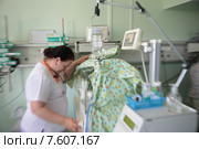 Московский областной перинатальный центр в Балашихе. Врач слушает новорожденного ребенка, динамика (2015 год). Редакционное фото, фотограф Дмитрий Неумоин / Фотобанк Лори