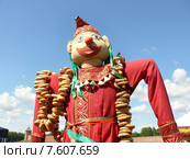 Великий Новгород. Гигантский Петрушка в ярмарочных рядах (2015 год). Редакционное фото, фотограф Шевцова Анна / Фотобанк Лори