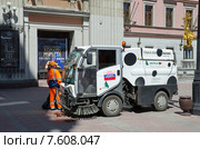 Москва. Уборочная машина на Арбате (2015 год). Редакционное фото, фотограф Елена Коромыслова / Фотобанк Лори