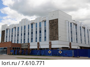 Город Тюмень, улица Осипенко, 1. Дворец культуры "Нефтяник им. В.И. Муравленко" (2013 год). Редакционное фото, фотограф Александр Тараканов / Фотобанк Лори