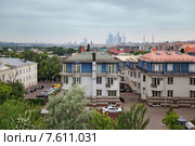 Таунхаусы на фоне небоскребов (2015 год). Редакционное фото, фотограф Юрий Шурчков / Фотобанк Лори