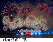 Санкт-Петербург. "Алые паруса 2015". Парусник на фоне праздничного фейерверка. Редакционное фото, фотограф Литвяк Игорь / Фотобанк Лори