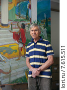 Дмитрий Жилинский, народный художник России на фоне своей картины (2013 год). Редакционное фото, фотограф Иван Блынский / Фотобанк Лори