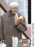 Мужчина рассматривает книги Александра Кабакова на фестивале Книги в Москве (2015 год). Редакционное фото, фотограф Дмитрий Неумоин / Фотобанк Лори