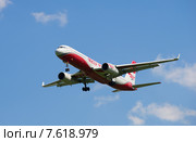 Самолет ТУ-204-100B (RA-64043)  авиакомпании Red Wings заходит на посадку в аэропорт Пулково (2015 год). Редакционное фото, фотограф Виктор Карасев / Фотобанк Лори