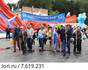 Идет на демонстрации МП Заводоуковское ЖКХ (2014 год). Редакционное фото, фотограф Анатолий Матвейчук / Фотобанк Лори