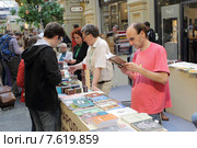 Московские букинисты подбирают себе старую  книгу в ГУМе (2015 год). Редакционное фото, фотограф Дмитрий Неумоин / Фотобанк Лори