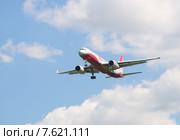 Самолет ТУ-204-100B (RA-64043) авиакомпании Red Wings заходит на посадку из облачного неба (2015 год). Редакционное фото, фотограф Виктор Карасев / Фотобанк Лори