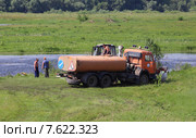 Закачка воды из природного водоема (2015 год). Редакционное фото, фотограф Анатолий Матвейчук / Фотобанк Лори