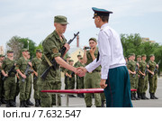 Офицер пожимает руку новобранцу, принявшему присягу (2015 год). Редакционное фото, фотограф Гетманец Инна / Фотобанк Лори