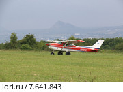 Самолет Cessna 172 Skyhawk на аэродроме "Юца" (Россия, Ставропольский край, Предгорный район) (2015 год). Редакционное фото, фотограф Александр Степанов / Фотобанк Лори