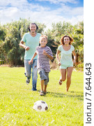 Happy parents with teenage son playing with ball. Стоковое фото, фотограф Яков Филимонов / Фотобанк Лори
