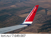 Земля под крылом c винглетом самолёта Norwegian (2011 год). Редакционное фото, фотограф Константин Кандыба / Фотобанк Лори