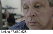 Мужчина восстанавливает дыхания после физических упражнений. Стоковое видео, видеограф Данил Руденко / Фотобанк Лори