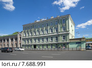 Москва, Моховая улица, 10, стр1. Доходный дом Братолюбивого общества снабжения в Москве неимущих квартирами (2015 год). Редакционное фото, фотограф Елена Коромыслова / Фотобанк Лори