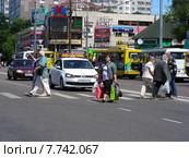 Люди переходят дорогу по пешеходному переходу, улица Грекова, район Медведково, Москва (2015 год). Редакционное фото, фотограф lana1501 / Фотобанк Лори