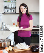 girl cooking with prepared store-bought dough at kithen. Стоковое фото, фотограф Яков Филимонов / Фотобанк Лори