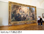 Туристы у картины Поленова В.Д. "Христос и грешница" в  Русском музее (2015 год). Редакционное фото, фотограф Наталья Волкова / Фотобанк Лори