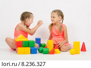 Девочка пугает другую девочку играя в кубики. Стоковое фото, фотограф Иванов Алексей / Фотобанк Лори