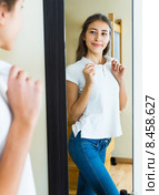 Young girl trying on a t-shirt. Стоковое фото, фотограф Яков Филимонов / Фотобанк Лори