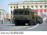 Самоходная пусковая установка МЗКТ-7930 ракетного комплекса "Искандер" на репетиции парада в честь дня Победы. Санкт-Петербург (2015 год). Редакционное фото, фотограф Виктор Карасев / Фотобанк Лори