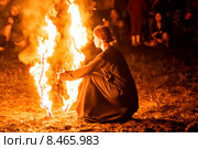 Артисты файер-шоу выступают с факелами (2015 год). Редакционное фото, фотограф Андрей Дегтярёв / Фотобанк Лори