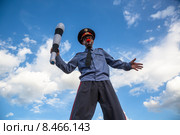 Клоун в форме милиционера на ходулях развлекает детей на главной аллее ВДНХ во время фестиваля уличных театров "Вдохновение" в городе Москве, Россия (2015 год). Редакционное фото, фотограф Николай Винокуров / Фотобанк Лори