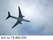 Boeing 777-200ER (бортовой номер VQ-BUD) авиакомпании Nordwind Airlines ("Северный ветер") со световым маячком в нижней части фюзеляжа на фоне пасмурного облачного неба (2015 год). Редакционное фото, фотограф Александр Замараев / Фотобанк Лори