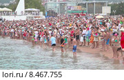 Толпа людей на пляже в Геленджике во время карнавала на воде (2015 год). Редакционное видео, видеограф Кирилл Трифонов / Фотобанк Лори