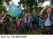 Ветераны Воздушно-десантных войск встречаются с однополчанами в Парке Горького в День ВДВ и очередную годовщину образования ВДВ, Москва (2015 год). Редакционное фото, фотограф Николай Винокуров / Фотобанк Лори