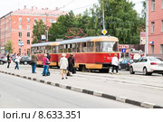 Трамвай № 26 и пассажиры на улице Кржижановского (2015 год). Редакционное фото, фотограф Алёшина Оксана / Фотобанк Лори