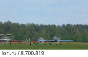 Спортивные самолеты Як-52 готовятся к взлету (2015 год). Редакционное видео, видеограф Игорь Жоров / Фотобанк Лори