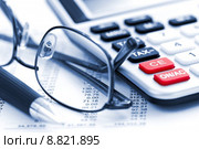 Tax calculator pen and glasses. Стоковое фото, фотограф Elena Elisseeva / PantherMedia / Фотобанк Лори