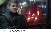 Мужчина говорит по телефону в автобусе. Стоковое видео, видеограф Данил Руденко / Фотобанк Лори