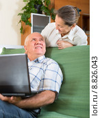 man and woman using laptop at home. Стоковое фото, фотограф Яков Филимонов / Фотобанк Лори