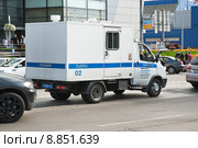 Полицейский "автозак" в потоке автомобилей на улице Вавилова (2015 год). Редакционное фото, фотограф Алёшина Оксана / Фотобанк Лори