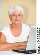 Closeup of elderly woman with laptop computer. Стоковое фото, фотограф Fabrice Michaudeau / PantherMedia / Фотобанк Лори