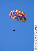 Parasailing under blue sky. Стоковое фото, фотограф Fernando Barozza / PantherMedia / Фотобанк Лори