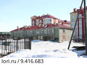 Нарьян-Мар, дом старый деревянный на фоне новой многоэтажки (2015 год). Стоковое фото, фотограф Елена Боброва / Фотобанк Лори