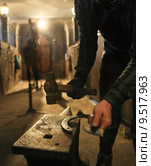 farrier prepares to attach horseshoe to hoof. Стоковое фото, фотограф Ivan Tykhyi / PantherMedia / Фотобанк Лори