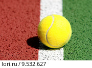 Tennis ball. Стоковое фото, фотограф daniel guffanti / PantherMedia / Фотобанк Лори