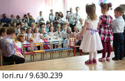 Малыши из младшей группы поют песни для выпускников и родителей выпускников детского зала (2015 год). Редакционное видео, видеограф Кекяляйнен Андрей / Фотобанк Лори