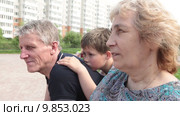 Внук с дедушкой и бабушкой гуляет возле детской городской площадки. Стоковое видео, видеограф Кекяляйнен Андрей / Фотобанк Лори
