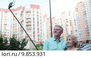Пожилая пара фотографируются с помощью селфи палки. Стоковое видео, видеограф Кекяляйнен Андрей / Фотобанк Лори