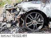Дорожное происшествие, авария или намеренный поджог - сгоревший в пожаре легковой автомобиль. Стоковое фото, фотограф Илья Андриянов / Фотобанк Лори