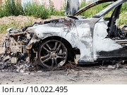 Дорожное происшествие, авария или намеренный поджог - сгоревший в пожаре легковой автомобиль. Стоковое фото, фотограф Илья Андриянов / Фотобанк Лори