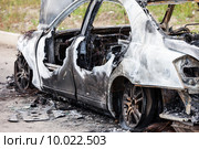 Дорожное происшествие, авария или намеренный поджог - сгоревший в пожаре легковой автомобиль. Стоковое фото, фотограф Илья Андриянов / Фотобанк Лори